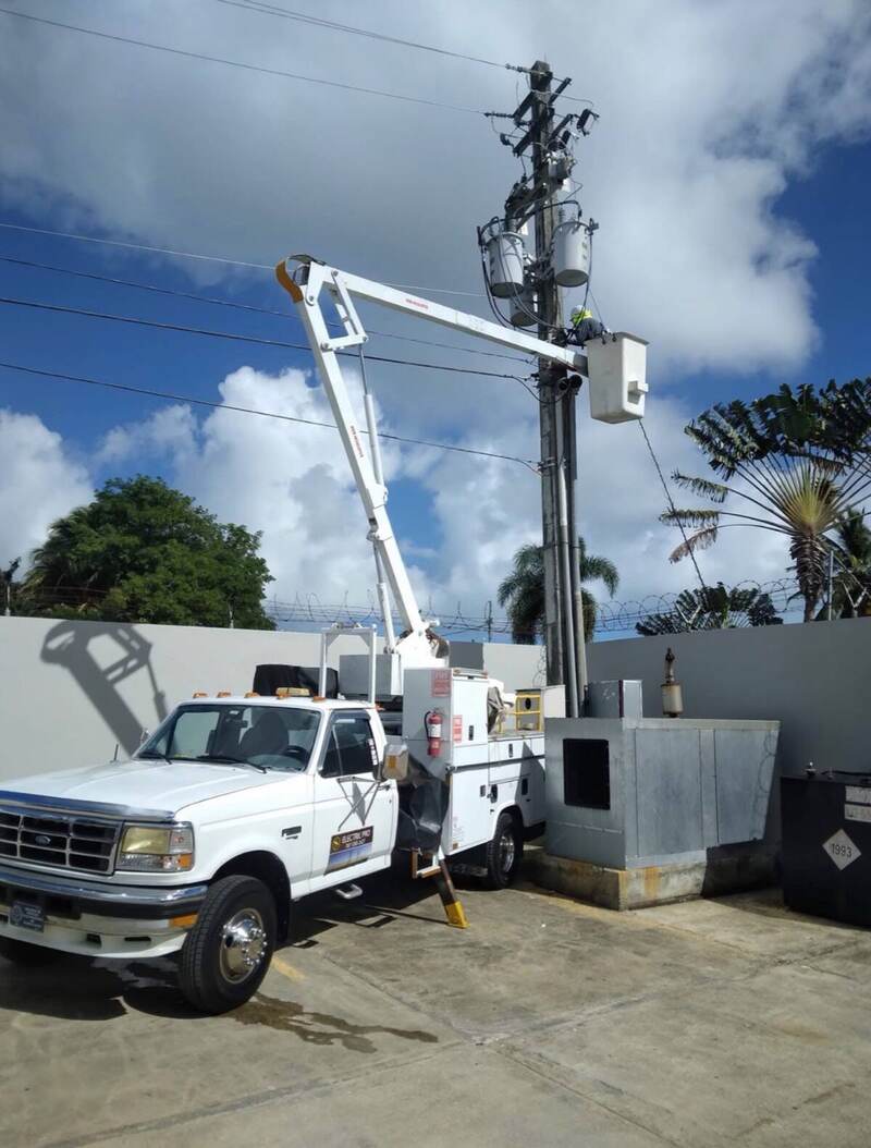 José Núñez - Perito Electricista trabajando